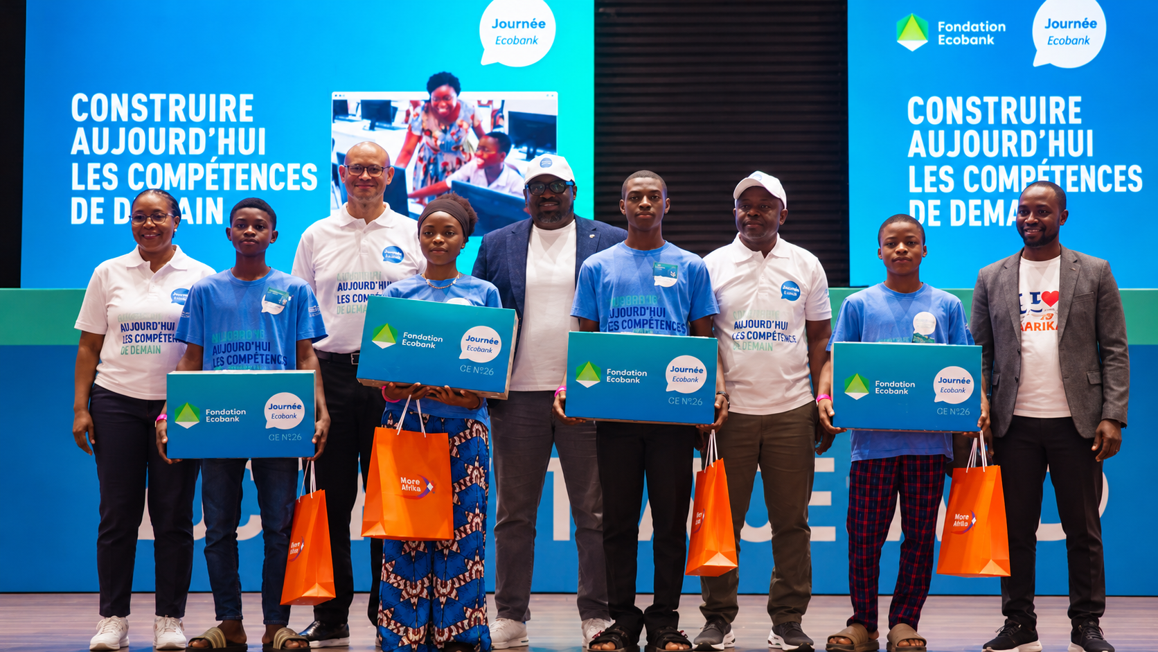 Togo : Ecobank équipe 80 nouveaux bacheliers en ordinateurs et en connexion Internet pour un an